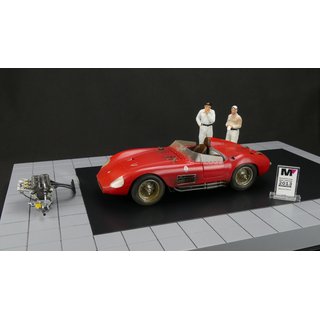 CMC M-172 Bundle Maserati 300S Dirty Hero  Inklusive Motor, 2 Figuren, Miniaturversion des Modell-Awards und exkluisver Vitrine Massstab 1:18