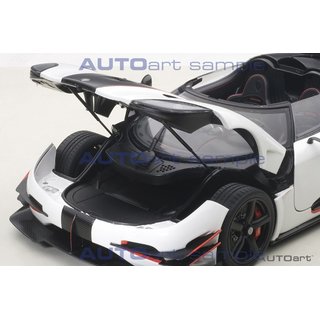 AutoArt 79016 KOENIGSEGG ONE:1 (PEBBLE WHITE/CARBON BLACK /RED ACCENTS) 2014  Mastab 1:18