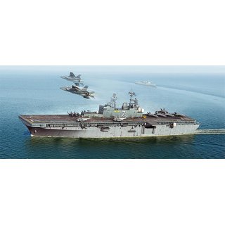 HobbyBoss 383408 1/700 USS Iwo Jima LHD 7 Mastab: 1/700